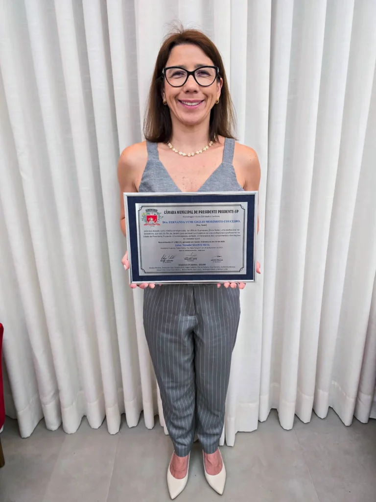 Dra. Yumi segurando seu certificado