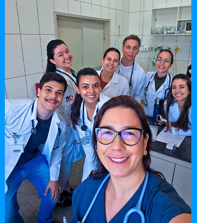 Dra. Yumi com alunos durante treinamento prático